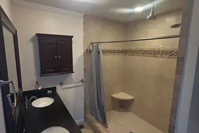 Image de Cozy home in quiet cul-de-sac only 2 miles from Elon college campus.