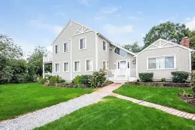 Image de 4-bedroom house in North Falmouth. 2 private beaches within walking distance.