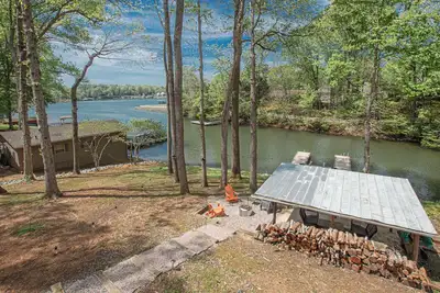 Image de Charming Lake Front Home - Pet Friendly