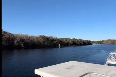 Image de Charming 2-bedroom house boat on St John’s River in peaceful DeLand “Exeter”