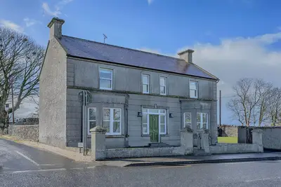 Image de The Village House\nRestored 4-Br 1850 Irish Galway Cottage Near Wild Atlantic Way
