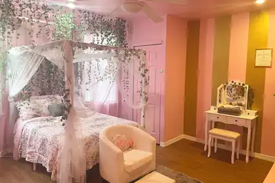 Image de CynSational Pink Retreat 2-bedroom apartment available in brilliant Philadelphia