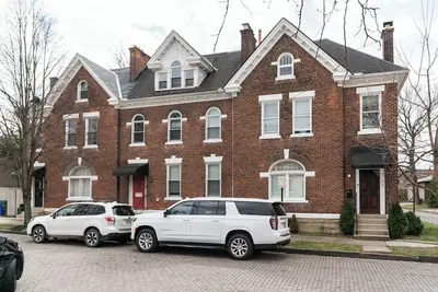 Image de Luxury 4-bedroom Cozy Retreat in German Village!