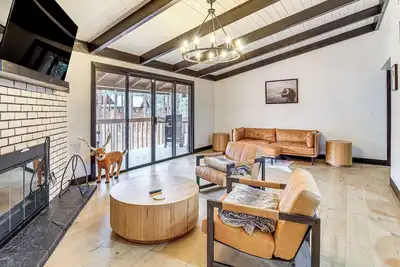 Image de Sledding Thrills & Fireside Warmth: Pinetop Home