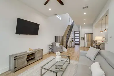 Image de Sleek Home w/ Screened Patio & Yard in Houston!