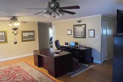 Image de Spacious 5 bedrooms with an office, 2 kitchens, and 2 large porches in Flint.