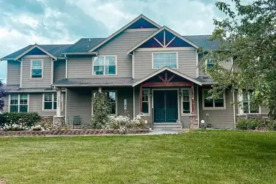 Dreamy 8 bedroom country manor! Tucked in private retreat close to the city <3