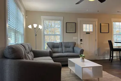 Image de Modern 3br New Build - King Bed + Roku TVs