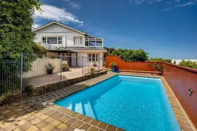 Napier Hilltop Stays - views & outdoor pool!