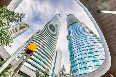 Image de Luxury 2-Bedroom Condo with Stunning Lake Views – Prime Downtown Location!