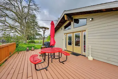 Image de 9 Mi to Spanaway Park: Home w/ Indoor Hot Tub