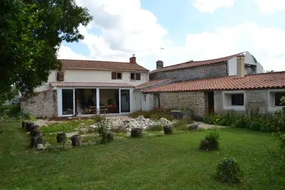 Image de Marais poitevin corps de ferme du 18e s avec vaste espace arboré très calme