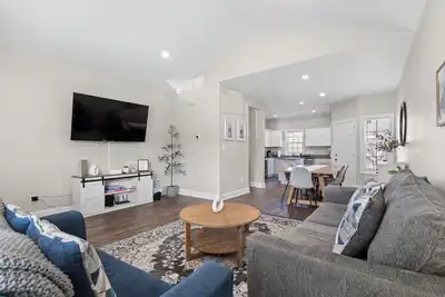 Image de Charming Gastonia Escape 3br 2ba • New Furnishings