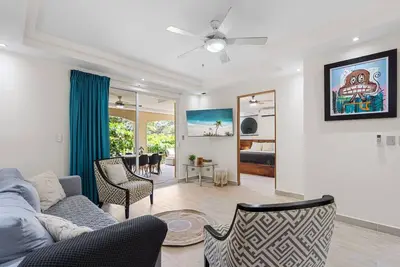 Image de Gav3: 2 bdrm new modern condo, 15min walk to beach