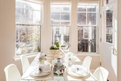 Image de Stunning Executive 3 Bedroom Home With Attached Garage