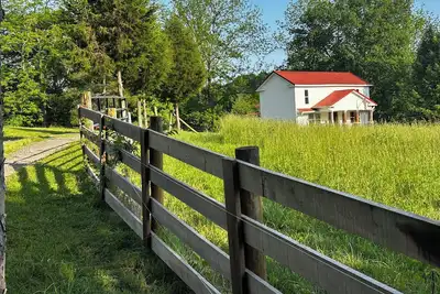 Image de Shepherd’s House on the Hill—Peaceful Getaway at River Cottage Farm - 3 Bedroom