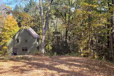 Image de Attractive Saltbox in the Woods
