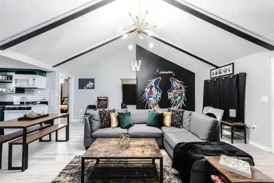 Image de Wings Den - Lbk 2br/1ba - One Block From Ttu