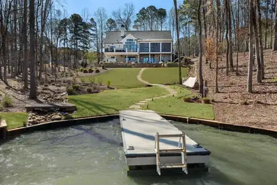 Image de New! ! The Ultimate Lake Home
