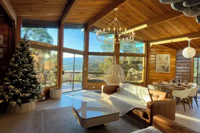 Image de Dusk & Cedar: Panoramic Views with Hot Tub. Fireplace. Dogs Stay Free