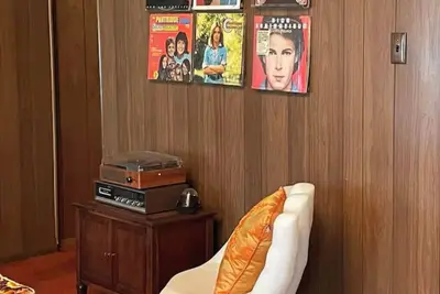 Image de The Cool Cat is a spacious two bedroom 70's themed apartment located in Hamden,