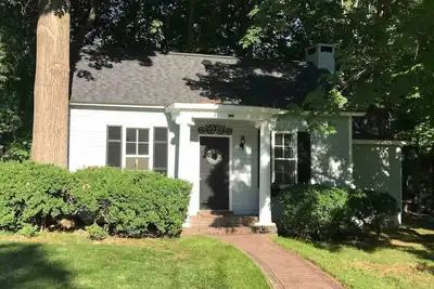 Image de Charming Cottage w/ King Bed - 1m To Downtown!