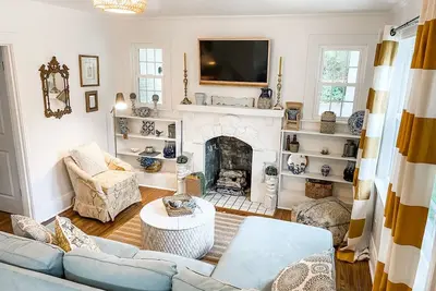 Image de Cozy 2br Apt w/ King in historic dist. 1mi to sq. !