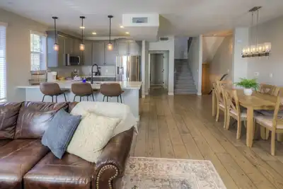Updated Townhouse Pool & Hot Tub