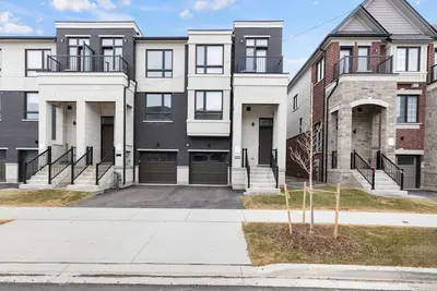 Image de Sleek and Stylish 3-Story Townhouse with Parking