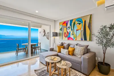 Image de Luxury oceanfront apartment with private balcony, rooftop pool & gym access