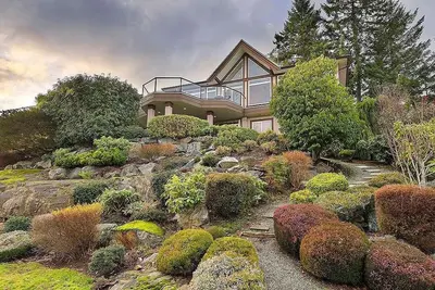 Image de Modern and spacious hilltop suite close to all amenities.