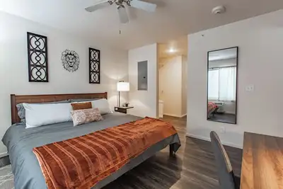 Image de Lion's Den 1 Br 1 Bd Dedicated Worspace in the bedroom Free carport WiFi Clean