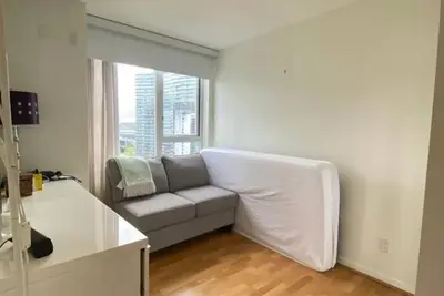 Image de 2 bedroom + 2 bathroom Yaletown condo with view of the False Creek Marina