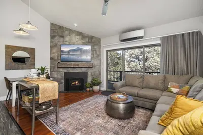 Image de Incredible Mt. Bachelor Village Escape, Impeccable Decor, 10 Min to Downtown & Old Mill, Deck, & Bbq