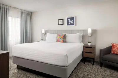 Image de Enjoy Comfort & Convenience at This Modern Thornhill Suite with Swimming Pool