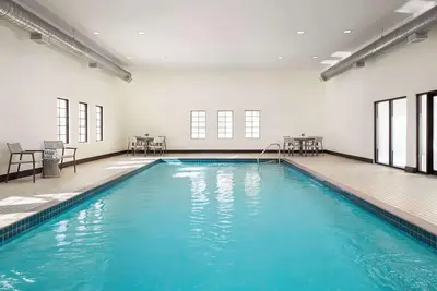 Image de Stay Comfortably in a Pet-Friendly Suite with Swimming Pool Near Attractions