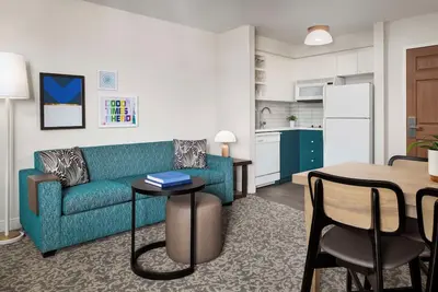 Image de Your Home Away from Home - Indoor Pool, Bbq Grill, and Complimentary Breakfast