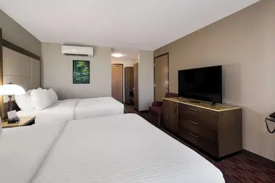 Image de Unwind with Ease: 2 Convenient Rooms, Indoor Swimming Pool, and Free Shuttle