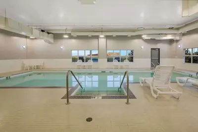 Image de Relax in Style: 4 Spacious Rooms, Indoor Swimming Pool and Free Shuttle