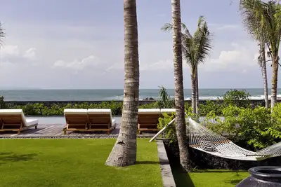 Image de Large Beachfront House, chef included