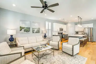 Image de Near Square & Campus: Modern Home w/ Pool Access!