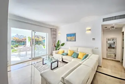 Image de Luxueux Appartement à Marbella avec Terrasse, Jardin et Piscine-5 min de la Plage