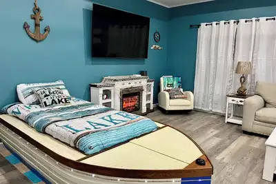 Image de Beautiful new construction lake themed lake house with gameroom and boat bar.