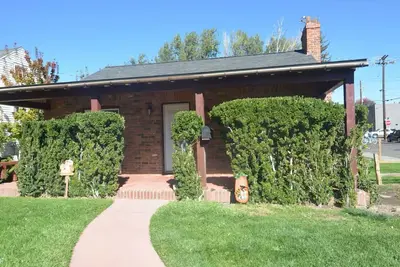 Image de Charming 2-bedroom bungalow with WiFi, Ac close to downtown & next to La Bakery.