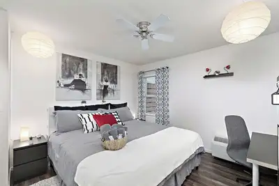 Image de Sinatra's Escape King Bd Fast WiFi Dedicated Parking and Workspace Accessible