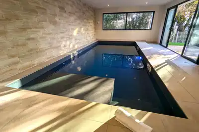 Villa Frégate, élégante et conviviale, piscine intérieure, golf et plage