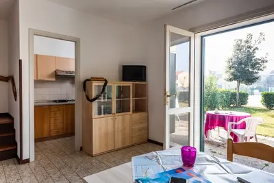Image de Spacieuse villa familiale avec aire de jeux et piscine