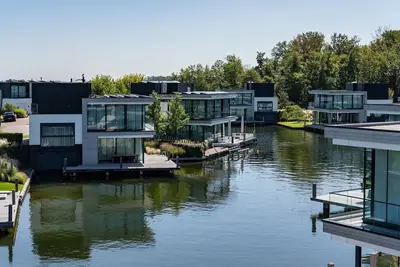 Image de 6-person waterfront villa with 3 bedrooms and 3 bathrooms