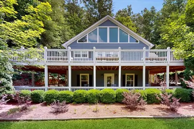 Image de Porchside Getaway – Spacious Helen Home with Hot