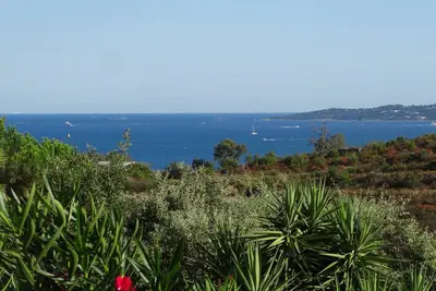 Image de Airconditioned 230 m2 villa in a secured estate. 800m from the sea. Heated pool.